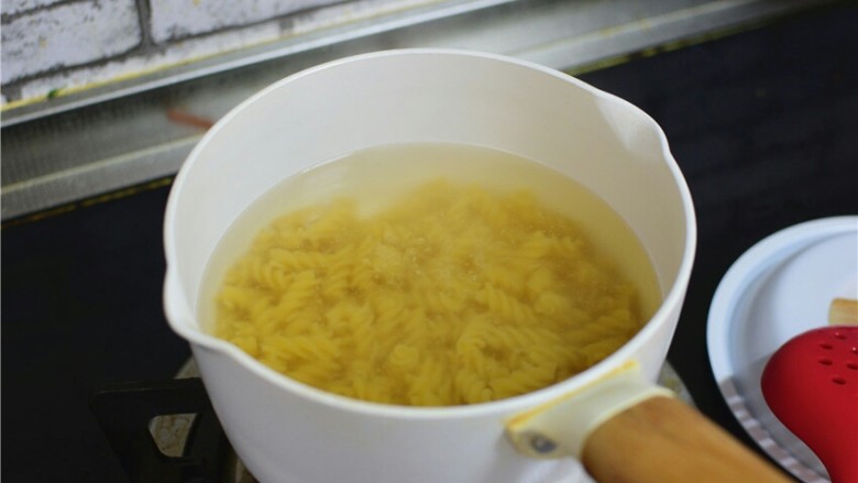 番茄肉末意面,锅中水开,煮意面