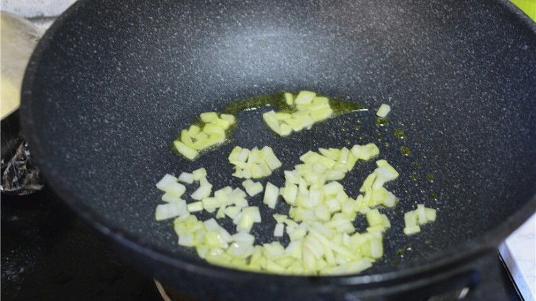 番茄肉末意面,锅中橄榄油温热,加洋葱炒香