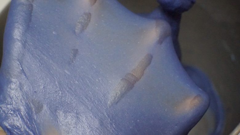 星空吐司,厨师机中间需要打开看下状态,如图就可以。(容易把筋打过)