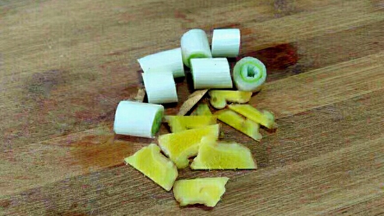 泡凤爪,大葱洗净切小段,生姜洗净切片。