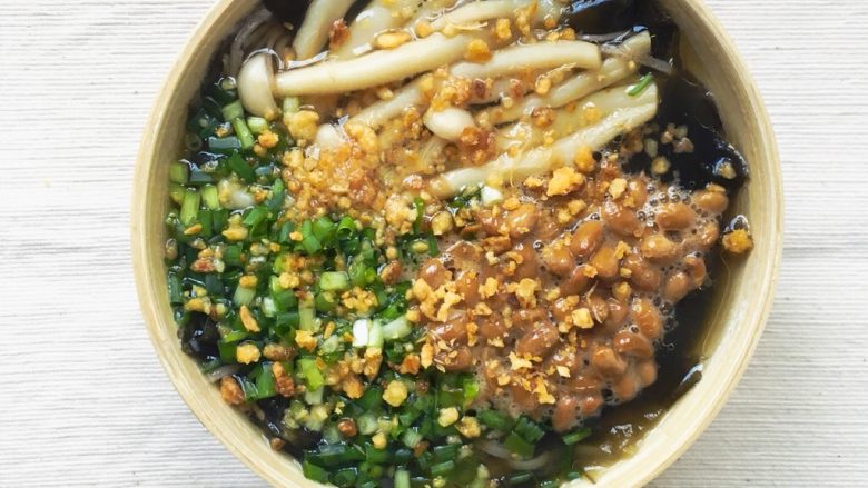 日式纳豆荞麦面,依照个人喜好,可以洒上金蒜或其他。然后慢慢享用吧。
