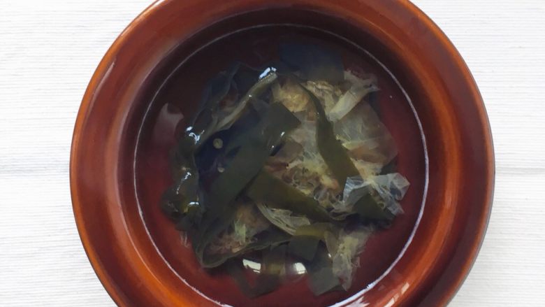 日式纳豆荞麦面,放入鲣鱼节花,待其慢慢沉到锅底。
