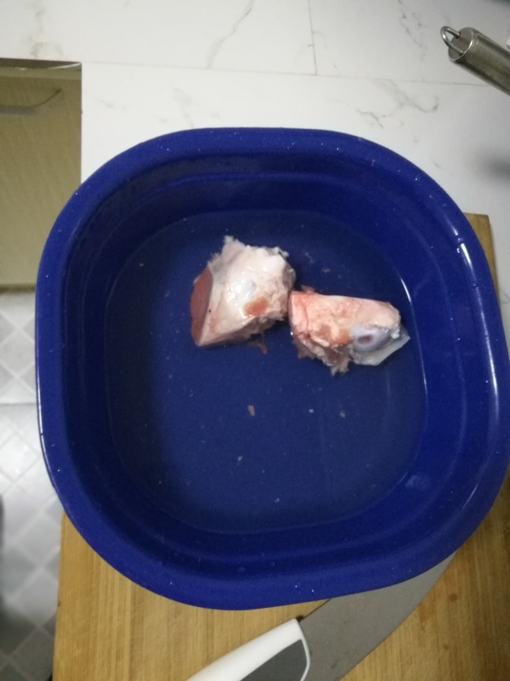 九叔_玉米排骨汤,大骨洗净,大骨上肉多的话可以用刀切下来一些