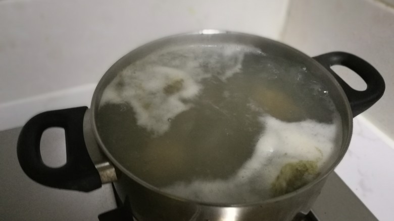 九叔_玉米排骨汤,锅中放水,放入大骨,加矢量的盐,盐不要太多,出锅前你可以自己先品尝一下,不够咸味在一点点加,水开后会看到锅中有浮沫,这个时候用勺子把浮沫打出