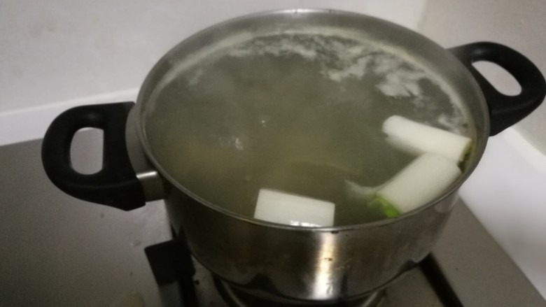九叔_玉米排骨汤,然后放入葱,姜,记得倒入几滴醋,这样可以把大骨中的胶原煮出来,然后开小火
