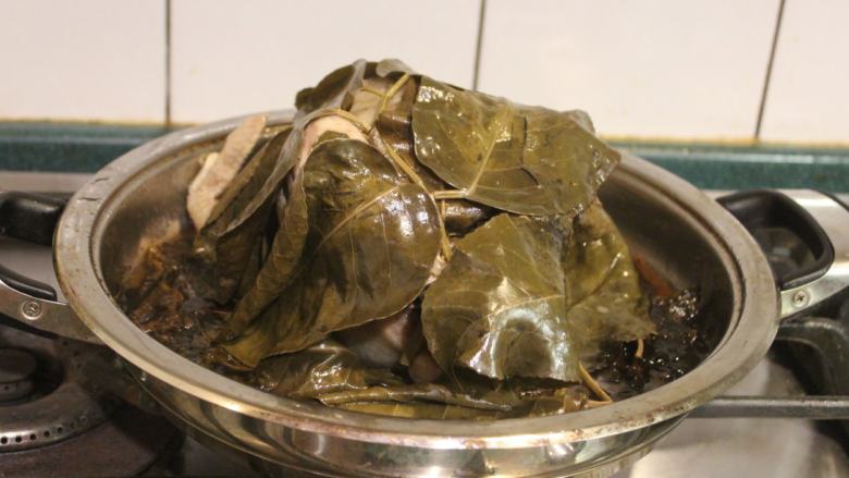 茄苳蒜头鸡,煮好,掀盖起锅,茄苳叶精华释出,已经变软变色。