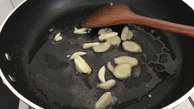 海鲜菇鸡肉炒杂蔬,锅里再加点油，姜蒜放入炒香