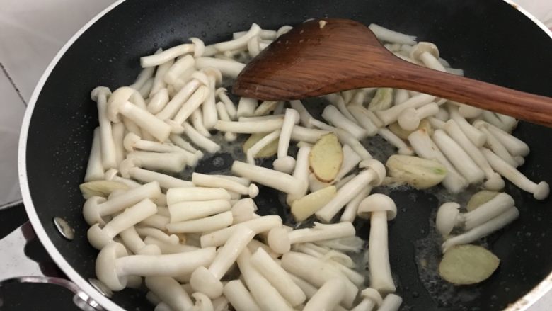 海鲜菇鸡肉炒杂蔬,然后倒入海鲜菇