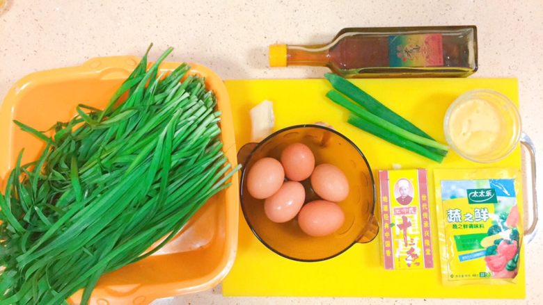 ★佳儿的阳光盒子★
内附韭菜盒子全攻略,准备食材啦!首先是馅料的部分。皮的部分是面粉加温水。我用的是中筋通用的面粉。