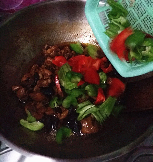 黄焖鸡,再转小火炖至5~6分钟,待卤汁渐干时,加放食盐和青红椒