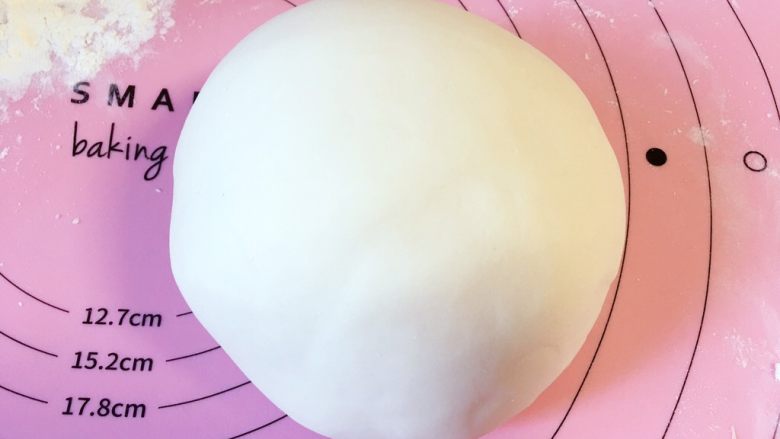 ★佳儿的阳光盒子★
内附韭菜盒子全攻略,再拿出来面团,揉5-10分钟。再醒一会儿,直到成为这样光滑的面团。
