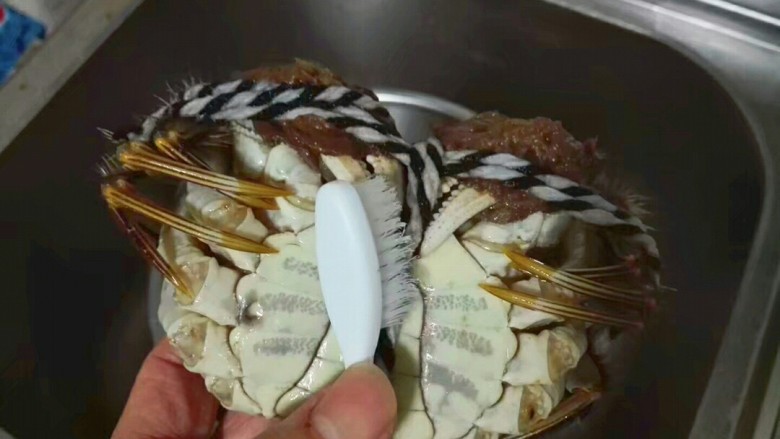 五花大绑清蒸阳澄湖大闸蟹,再到大闸蟹肚子一面仔细刷一遍,冲洗干净