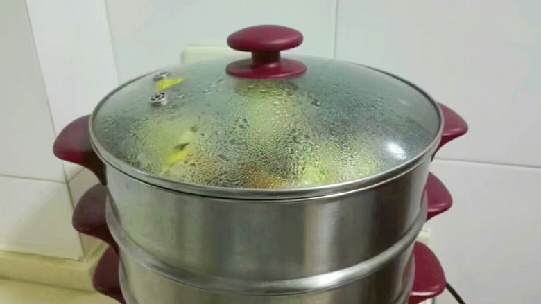 五花大绑清蒸阳澄湖大闸蟹,盖上锅盖蒸十分钟,焖三分钟。在蒸大闸蟹时候,同时准备蘸料