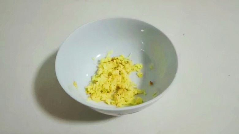 五花大绑清蒸阳澄湖大闸蟹,取小碗,放一勺姜末