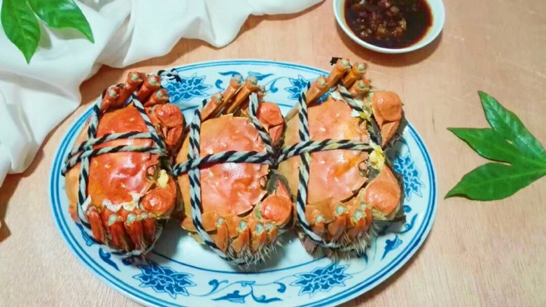 五花大绑清蒸阳澄湖大闸蟹,取出来放盘子里面,拆掉上面的捆绑的细绳,配上蘸料慢慢享用