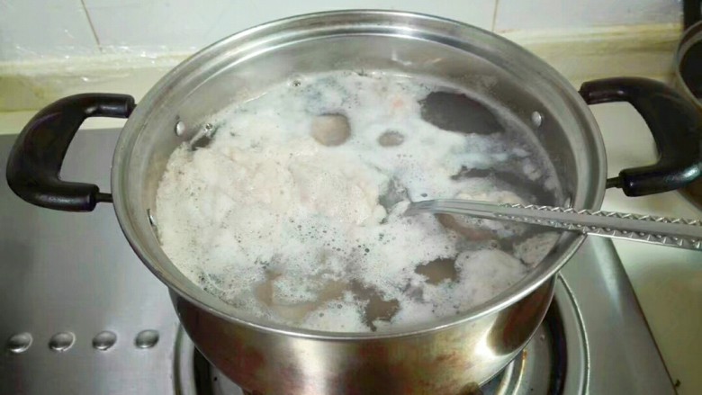 滚刀山药淡菜脆骨汤,脆骨和冷水一起下锅烧开,撇去浮沫