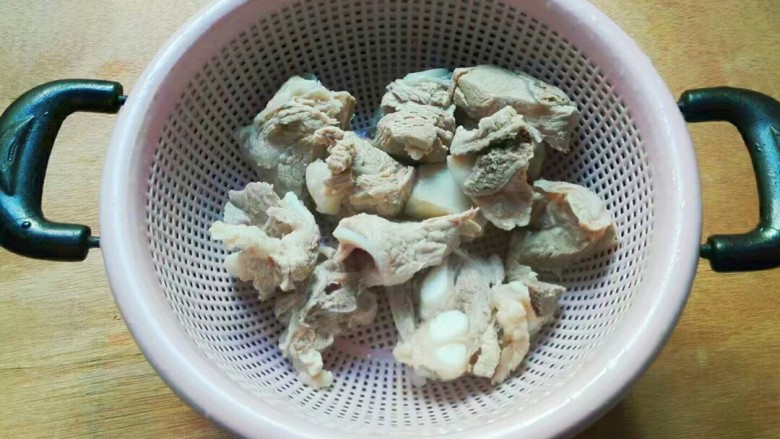 滚刀山药淡菜脆骨汤,捞出脆骨,温水冲洗干净,记住!温水冲洗脆骨上的瘦肉不会老。同时准备以下材料