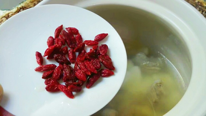 滚刀山药淡菜脆骨汤,放适量盐,枸杞关火焖五分钟