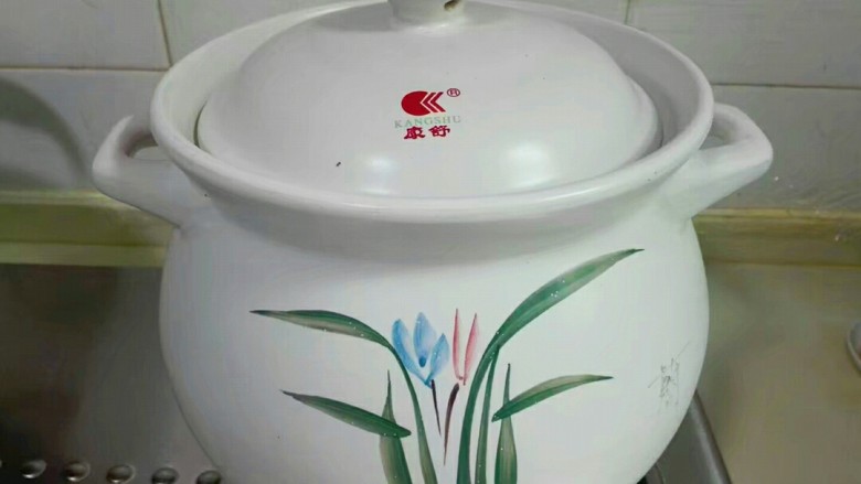 滚刀山药淡菜脆骨汤,盖上盖子烧开,热气直冒