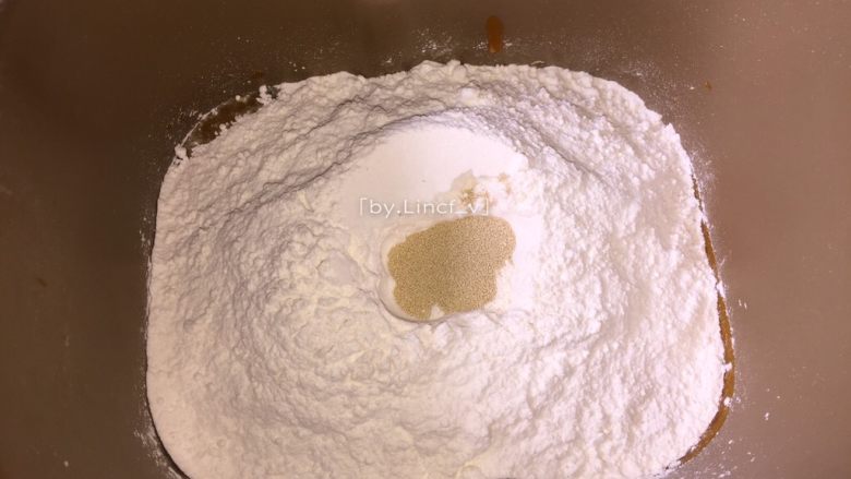 南瓜发糕,将酵母埋入面粉中