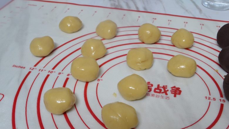 豆沙蛋黄月饼,饼皮平均分成16g一份,分成12份