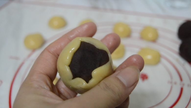 豆沙蛋黄月饼,放上内馅,虎口向上推收紧