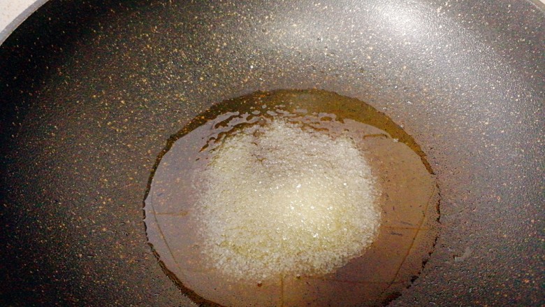 改良版肉夹馍,肉的炖法,基本同红烧肉的做法,锅中放入油,加入白糖炒至变黄。