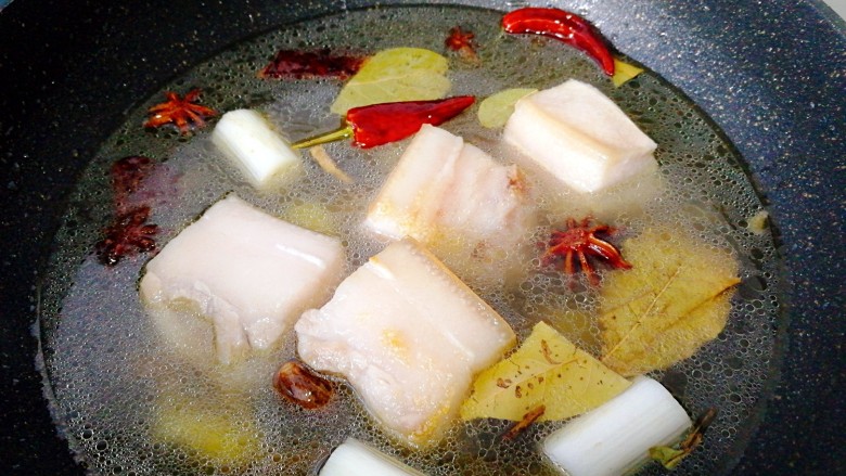 改良版肉夹馍,加入热水没过肉一指节,大火烧开