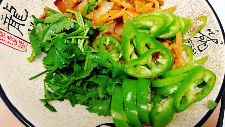 改良版肉夹馍,将肉切自己喜欢的大小 加入榨菜丝,长青椒,香菜