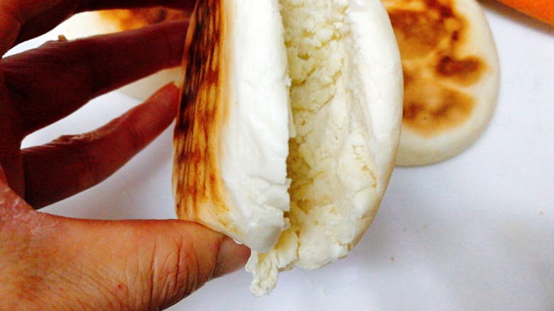 改良版肉夹馍,将烙好的馍切开,夹进配料即可大口大口吃了,😂😂😂😂😂😂