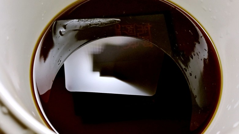 滋阴养血阿胶糕,加入<a style='color:red;display:inline-block;' href='/shicai/ 894'>黄酒</a>,浸泡一天