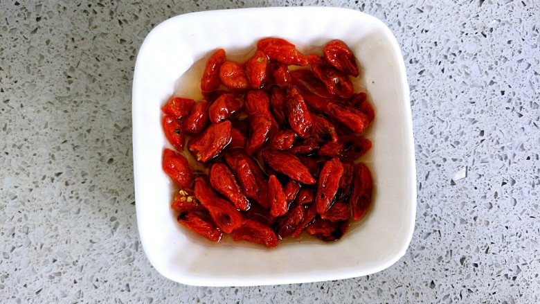 山药炒木耳,<a style='color:red;display:inline-block;' href='/shicai/ 673'>枸杞</a>洗净,泡在清水里