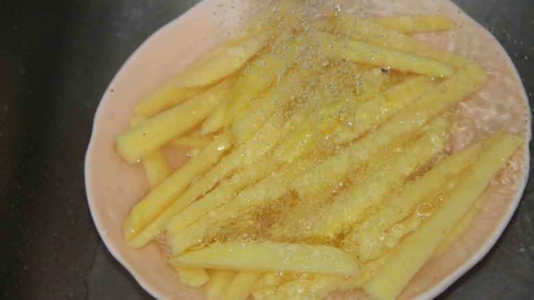 炸薯条,用冷水冲洗,浸泡3分钟