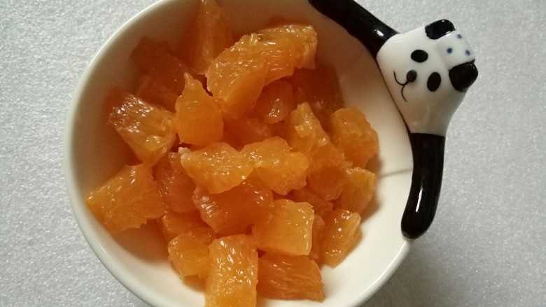 香橙小花篮,挖出来的橙肉去皮,切小块