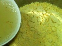 桃子豆渣玉米面窝窝头,<a style='color:red;display:inline-block;' href='/shicai/ 505'>玉米面</a>倒入大碗,一边搅拌一边冲入沸水