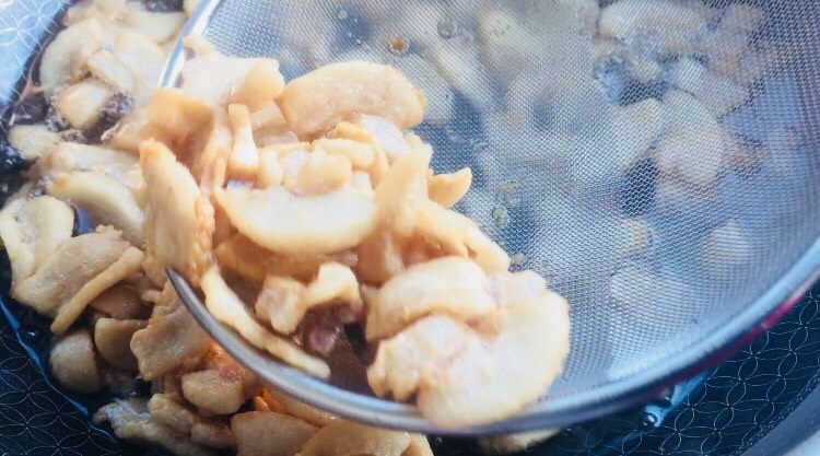 家常熬猪油小方法,挤到差不多就可以捞出油渣,这个时候不能关火哦!