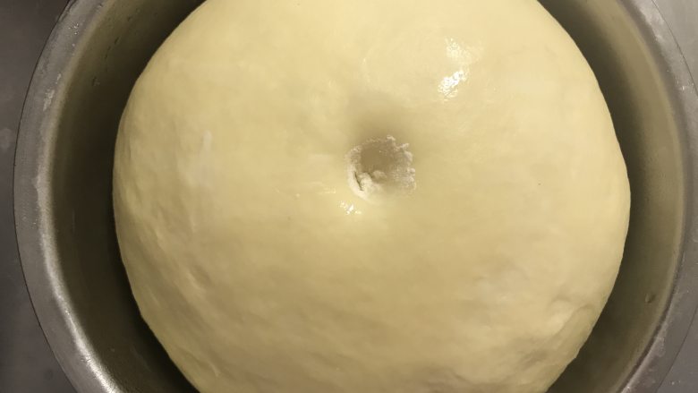 淡奶油蜜豆吐司,选择喜欢的发酵方法发酵至原来的两倍大,手指沾面粉按下不回缩不塌陷。