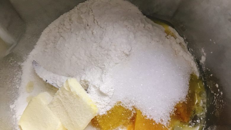 南瓜小布利,
甜老面撕碎,然后将其他材料统统放入。放入GOURMETmaxx西式厨师机的搅拌桶,用搅拌刀比较好,因为小布利的面团比较干。
没有GOURMETmaxx的用厨师机或者面包机揉面都可以哦。