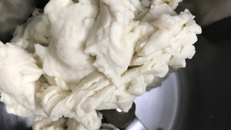中种奶酪白吐司~ GOURMETmaxx揉大面团记录,中种所有材料放入GOURMETmaxx的搅拌桶,2档揉3分钟成团,因为中种较干,所以用搅拌刀效率更高。