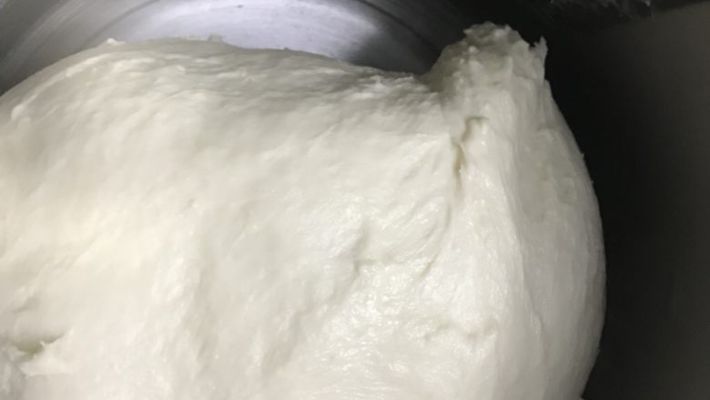 中种奶酪白吐司~ GOURMETmaxx揉大面团记录,差不多揉好的样子,可以看到桶壁是很干净的。