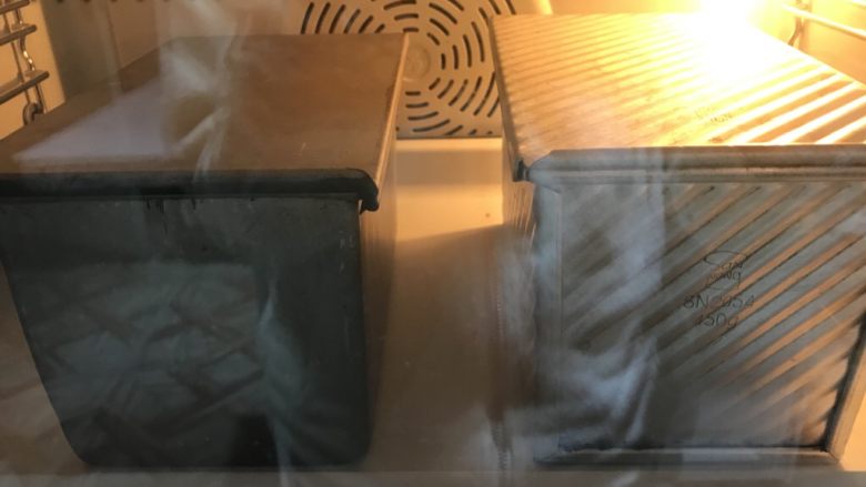 中种奶酪白吐司~ GOURMETmaxx揉大面团记录,入预热烤箱中下层180度,光面的40分钟,波纹的继续再烤8分钟。火力时间根据自己烤箱调节,比如我这两个吐司模上色程度不一样,烘烤时间也可以略微调整。
发到差不多8分满。