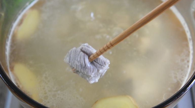 冬吃萝卜夏吃姜,不用医生开药方——排骨萝卜汤,小排炖煮至筷子能扎入