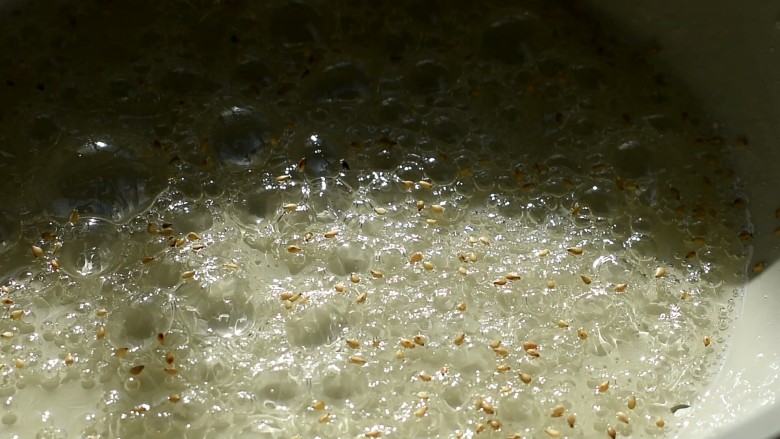 冰糖葫芦,糖浆熬好可以撒点芝麻。判断是否熬好:用筷子沾一点糖浆放入冷水中,糖浆能迅速结块就是好了