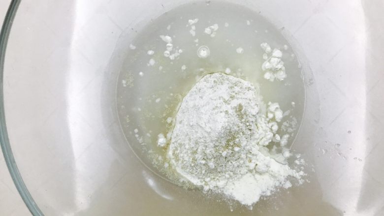 可可紫薯奶酪软欧包,液种材料混合均匀,放冰箱冷藏过夜。有了液种就只要一次发酵,很节约时间