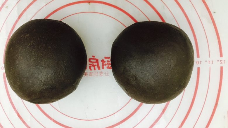 可可紫薯奶酪软欧包,分割成2份,整形揉圆