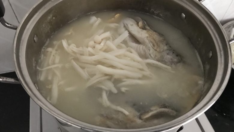 三文鱼头粉葛豆腐汤（即滚靓汤）,再加入鲜菇