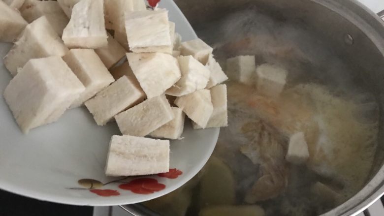 三文鱼头粉葛豆腐汤(即滚靓汤),加入粉葛中火煲约20分钟