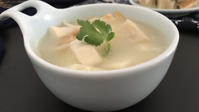 三文鱼头粉葛豆腐汤(即滚靓汤),非常鲜美清甜奶白的靓汤,保证谁喝谁爱!