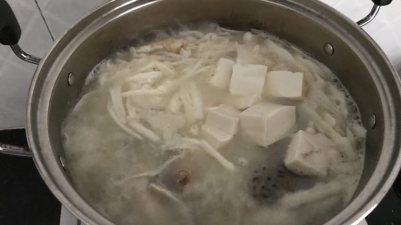 三文鱼头粉葛豆腐汤(即滚靓汤),加入豆腐,煲5-8分钟