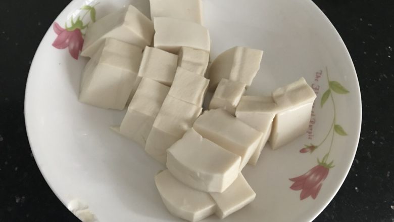 三文鱼头粉葛豆腐汤(即滚靓汤),豆腐切块备用